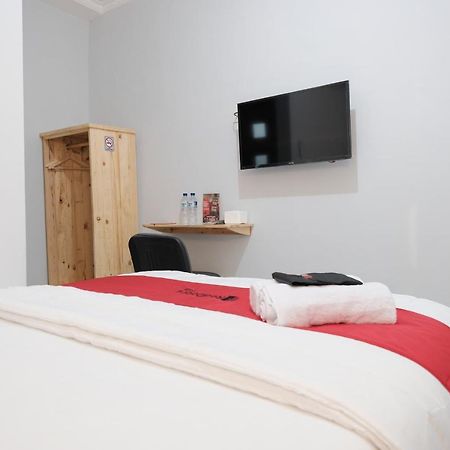 Hotel Reddoorz Syariah Near Siloam Hospital Kebon Jeruk Yakarta Exterior foto