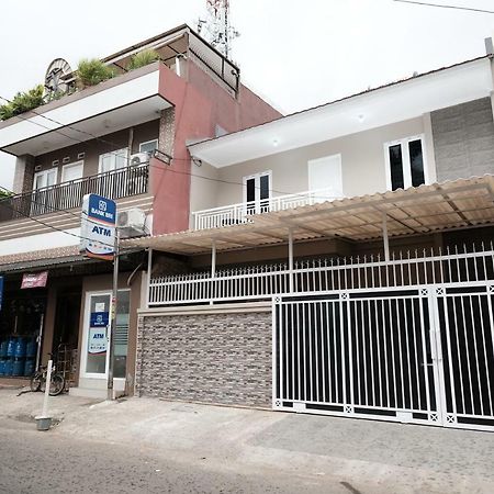 Hotel Reddoorz Syariah Near Siloam Hospital Kebon Jeruk Yakarta Exterior foto