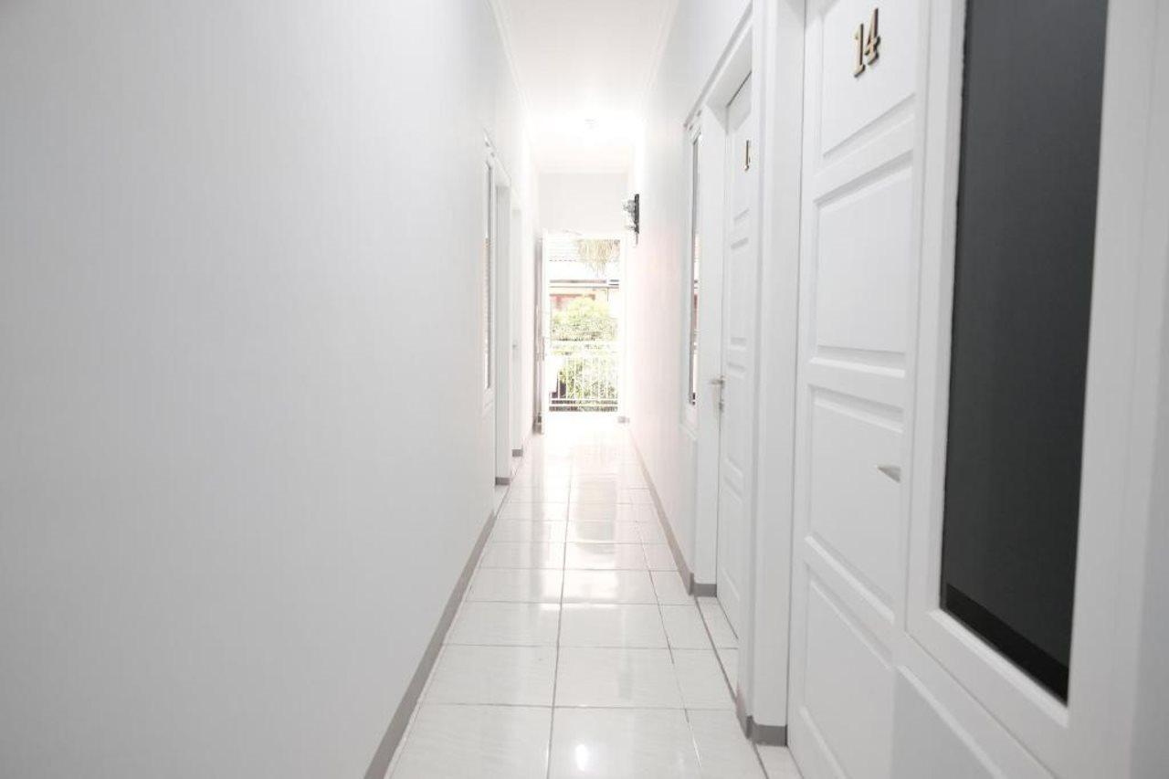 Hotel Reddoorz Syariah Near Siloam Hospital Kebon Jeruk Yakarta Exterior foto