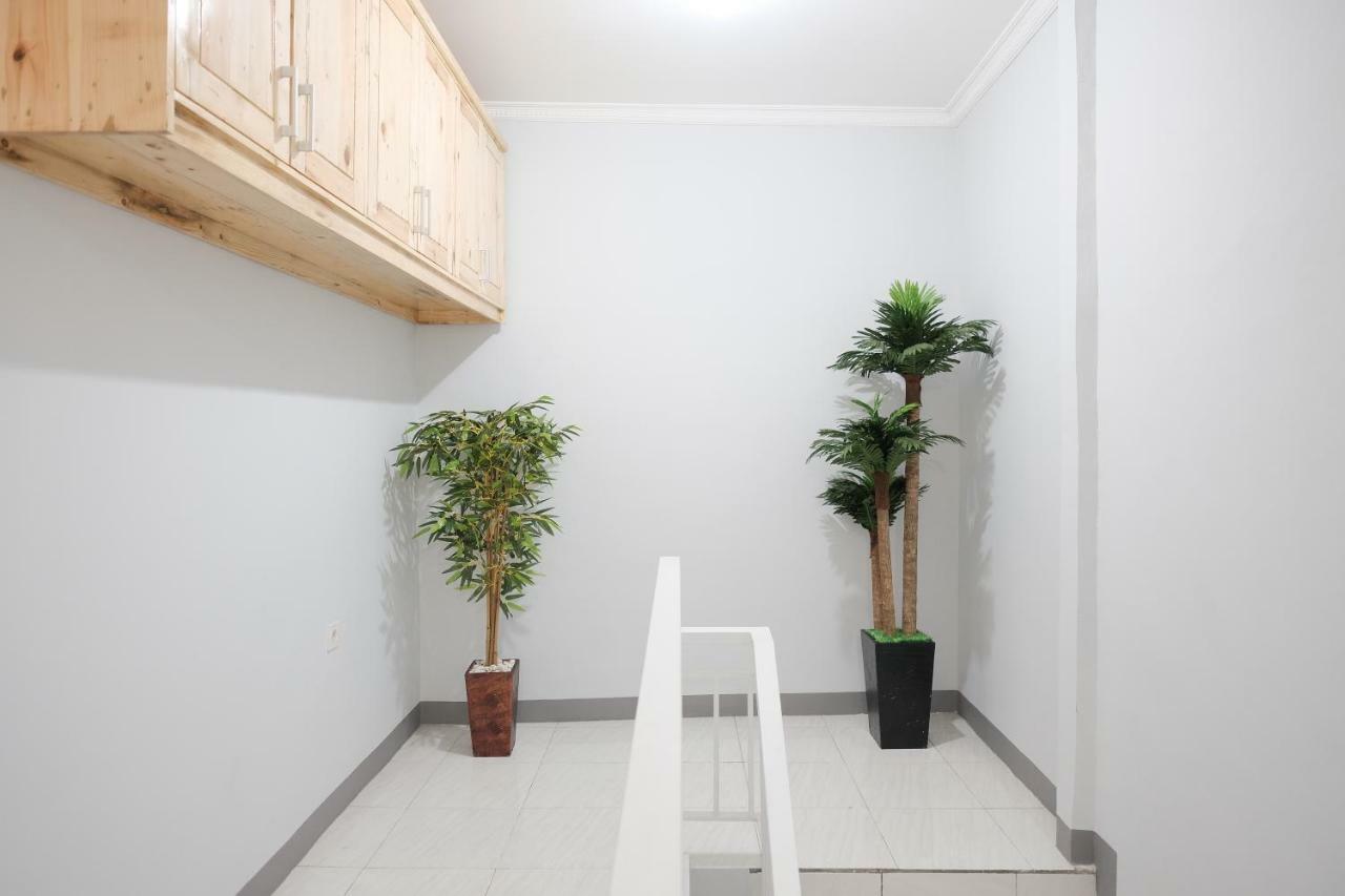 Hotel Reddoorz Syariah Near Siloam Hospital Kebon Jeruk Yakarta Exterior foto
